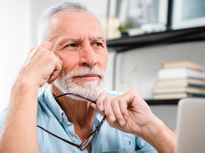 Retired man considering returning to work under Spain’s new flexible retirement rules