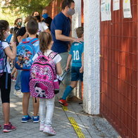 Children with backpacks arrive at a Spanish school for the start of term 2026 - 2027
