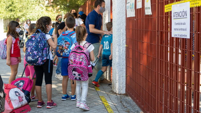 Children with backpacks arrive at a Spanish school for the start of term 2026 - 2027