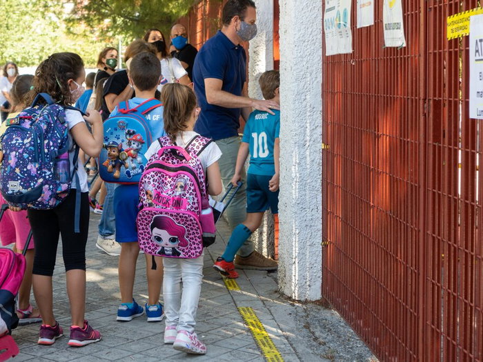 Children with backpacks arrive at a Spanish school for the start of term 2026 - 2027