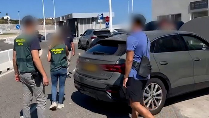 Guardia Civil checking cars at the border