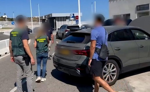 Guardia Civil checking cars at the border