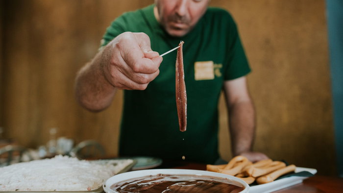 Making a marinera.