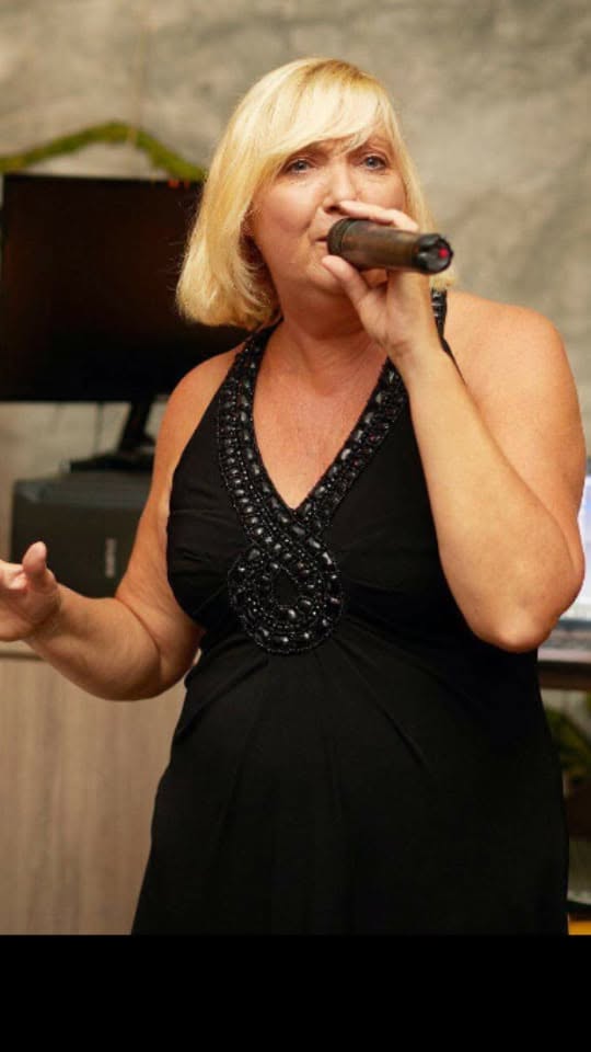 Diane Diaz brings 60s, 70s and 80s favourites to Bar La Cascada in Algorfa