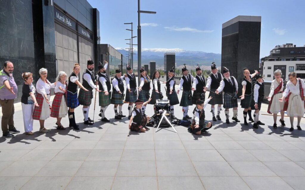 Sur Pipes Band returns inviting locals for a dance around the Claymore