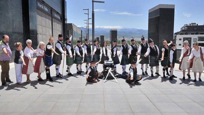 Sur Pipes Band dance around the Claymore.