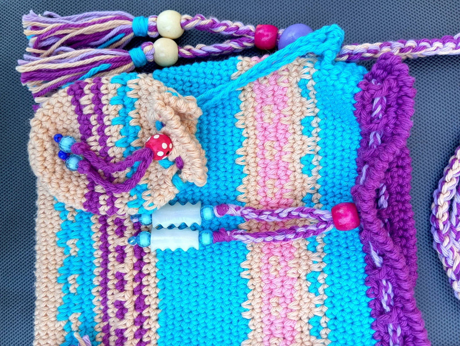 Artisan market in Gata de Gorgos brings live music, bbq and charity support