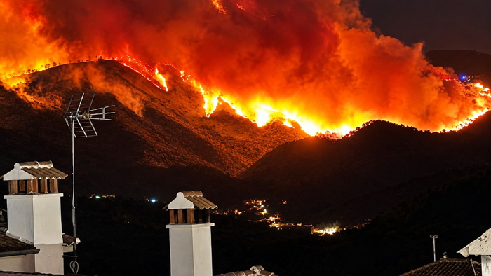 Wildfire threatens village of Igualeja.