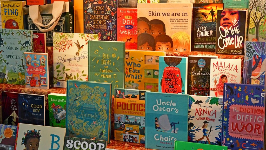 English pop-up bookshop heads to Elviria vintage market for a Sunday treat this October
