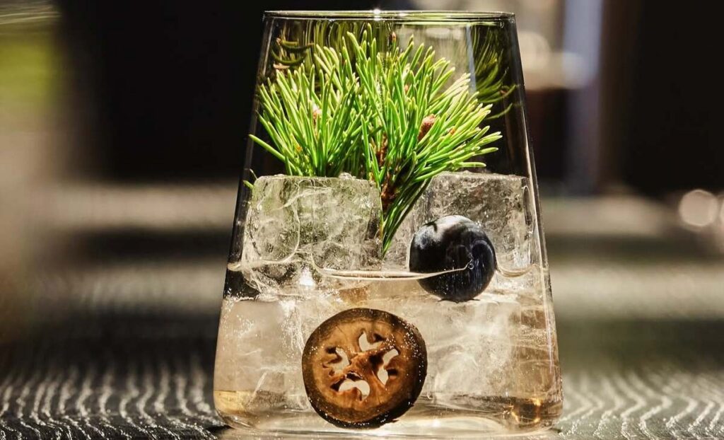 An Italian mountain restaurant is charging €650 per head and banning phones at the door. Would you leave yours? A high‑altitude dining room in the Italian Alps is insisting guests leave mobiles in lockers before sitting down. As noise, […]
