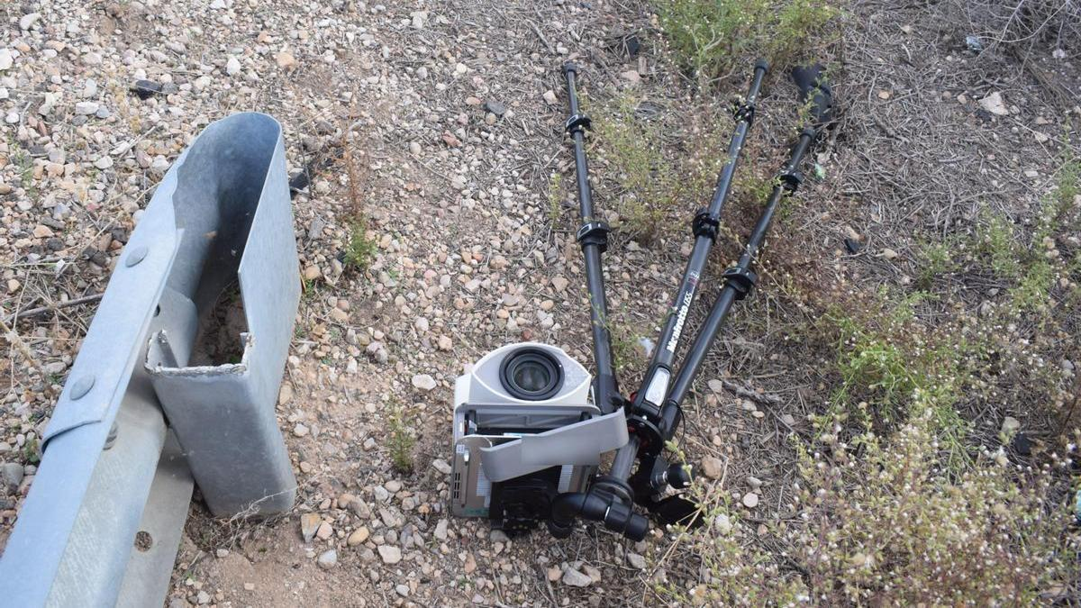 Mann auf Elektroroller versucht, Spaniens DGT-Blitzer zu stehlen