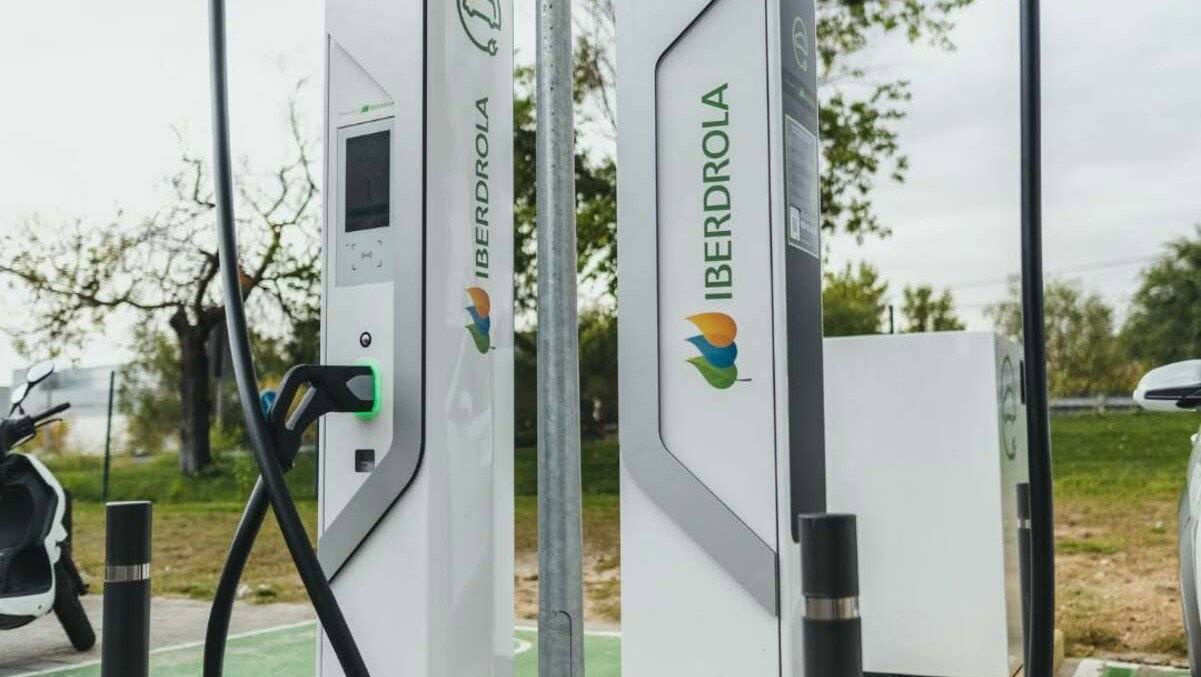 euroweeklynews.com - Lucy Ramnought - Electric car drivers cut costs by up to 80%