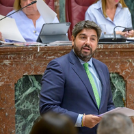 Fernando López Miras speaking in the Murcia regional parliament chamber