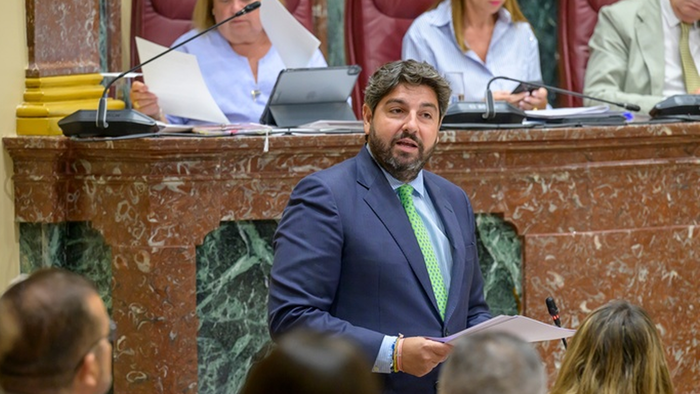 Fernando López Miras speaking in the Murcia regional parliament chamber