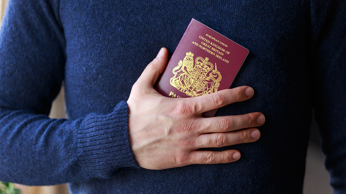 euroweeklynews.com - Harry Dennis - 50,000 Brits caught up in huge passport scare. Did you hand over your ID in Spain?