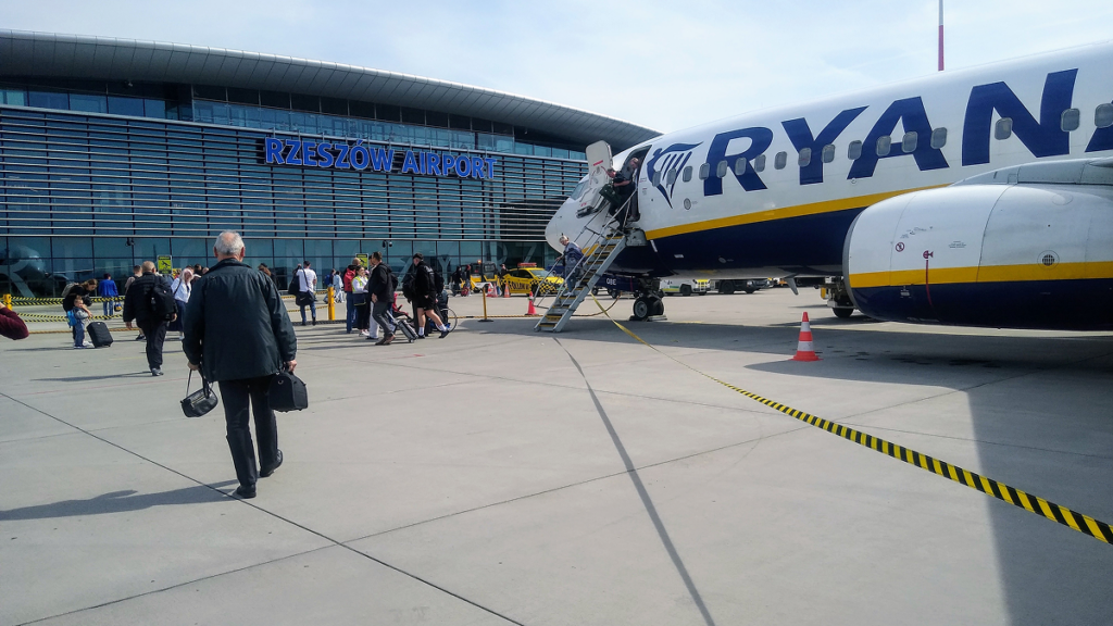 Flying to Poland? Travellers warned after two airports shut during Russian drone alert