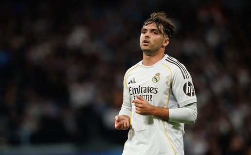 Raúl Asencio running during a football match wearing his Real Madrid football jersey.