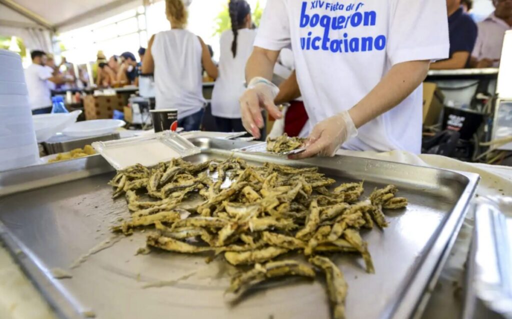 Rincon de la Victoria hands out 1,100kg of free fried anchovies at six-day fiesta