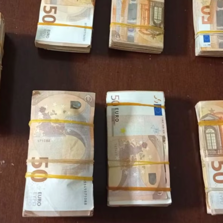 Guardia Civil discovers €100,000 hidden in surprising place during Spain road check