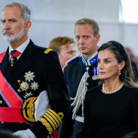 Spanish royal family pays tribute