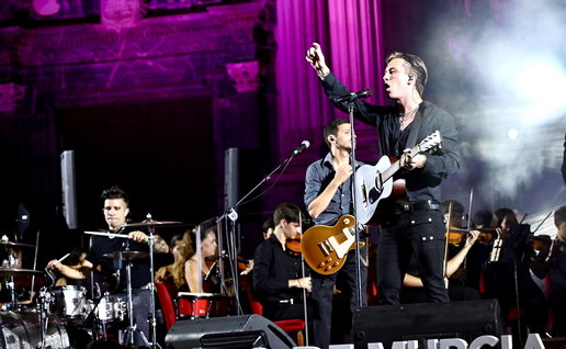 Walls performing.