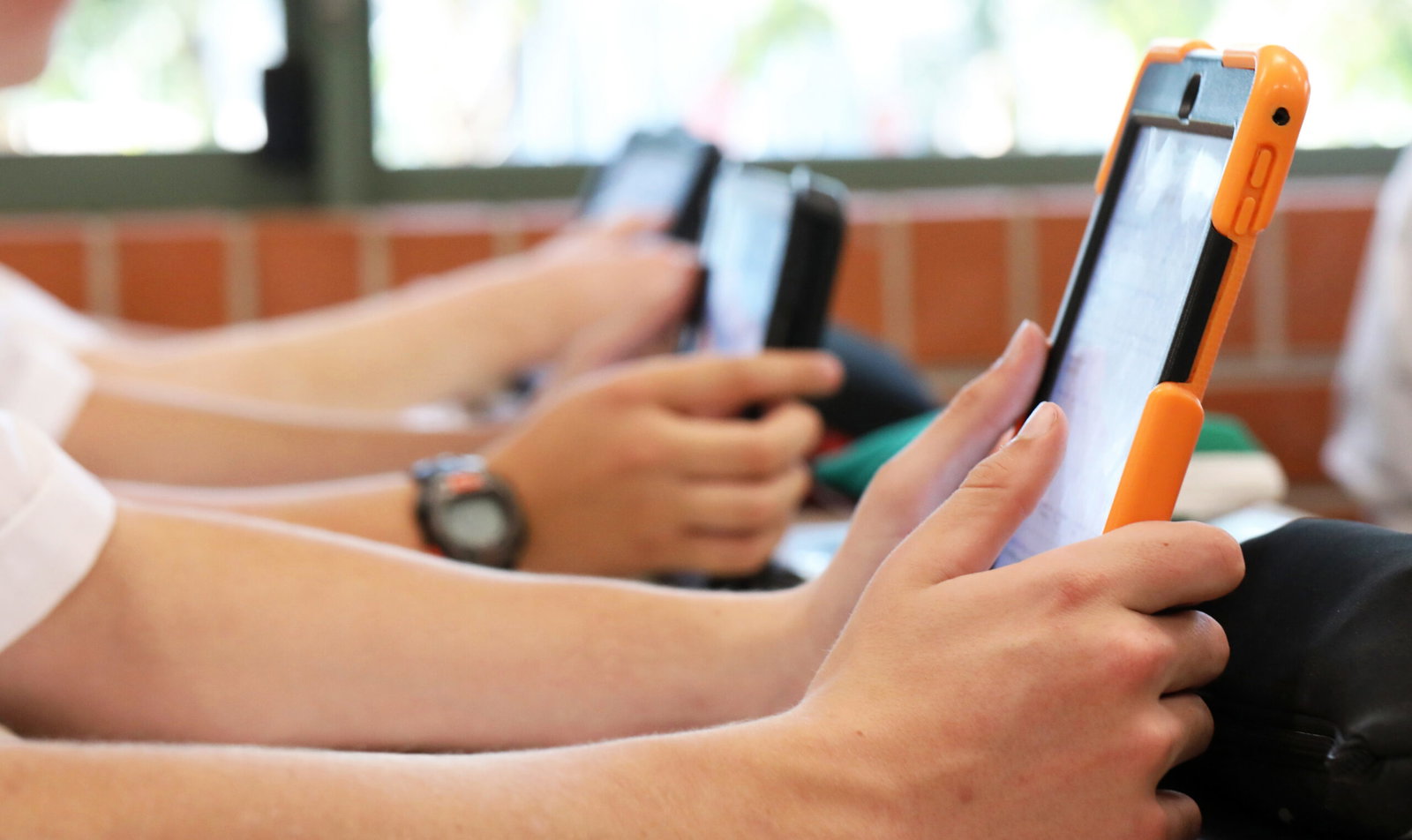 euroweeklynews.com - Molly Grace - Catalu&ntilde;a proposes AI ban for under-14s as screen concerns grow