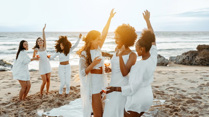 Hotel Algorfa ends summer with free White Party and 80s and 90s music.