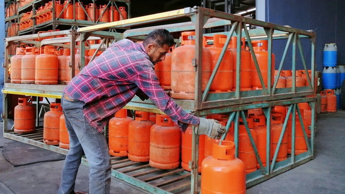 The 'Butanero' delivering gas