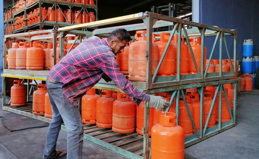 The 'Butanero' delivering gas