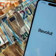 Revolut app on phone and Euro cash