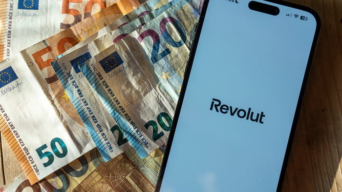 Revolut app on phone and Euro cash