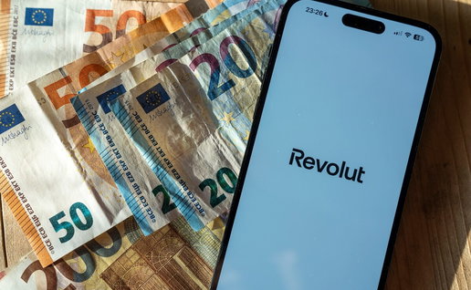 Revolut app on phone and Euro cash