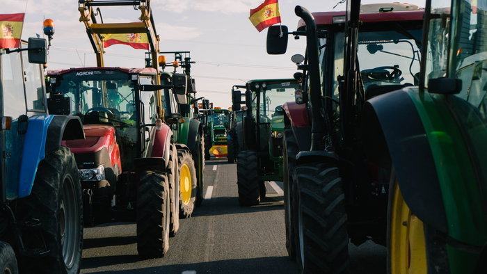Farmers take to the roads with their tractors in protest of rising fuel costs