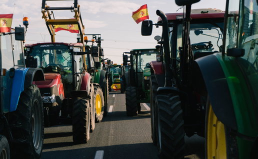 Farmers take to the roads with their tractors in protest of rising fuel costs