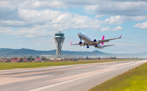 White aircraft coming into land at Barcelona El-Prat Airport