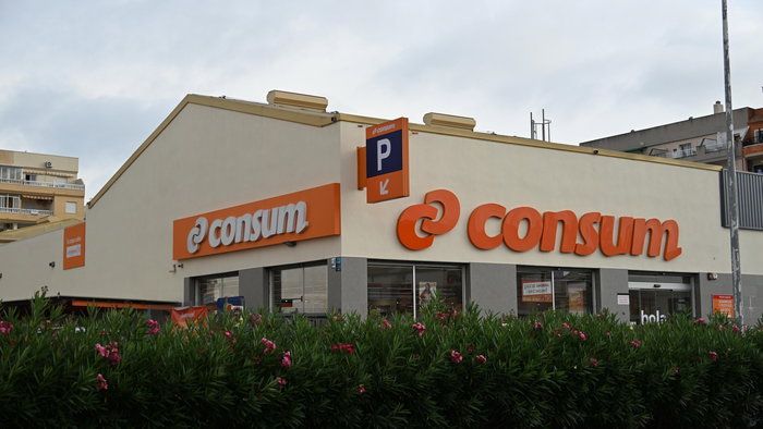 The orange logo of a Consum supermarket in Spain