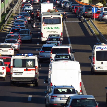 Heavy motorway traffic as ambulances make their way through congestion under Spain’s emergency corridor rules.