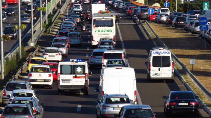 Heavy motorway traffic as ambulances make their way through congestion under Spain’s emergency corridor rules.