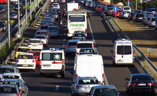 Heavy motorway traffic as ambulances make their way through congestion under Spain’s emergency corridor rules.