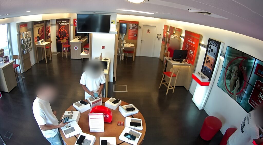 Thieves pretend to be customers before stealing €29,000 worth of phones