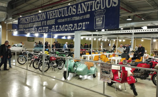 Classic vehicles and live rock mark Moto Abuela Club's 30th anniversary in Almoradi
