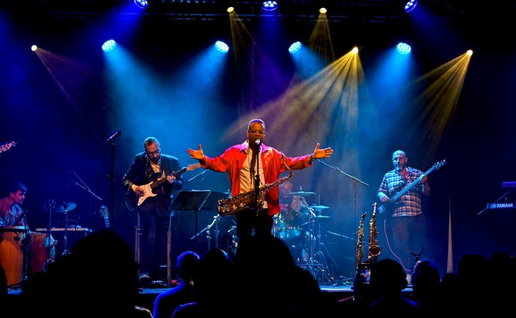 Erly Thornton live on stage.