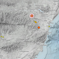 Relief map of eastern Almería province with coloured circles marking earthquake epicentres, including a red target symbol north of Lubrín and orange circles near Bédar