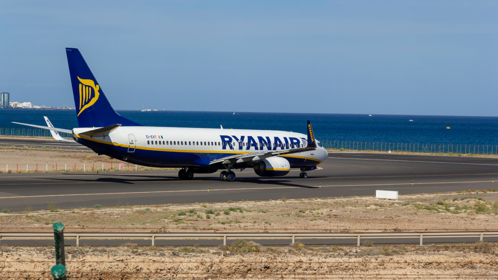 Ryanair pilot brakes as second plane enters Lanzarote runway mid-landing
