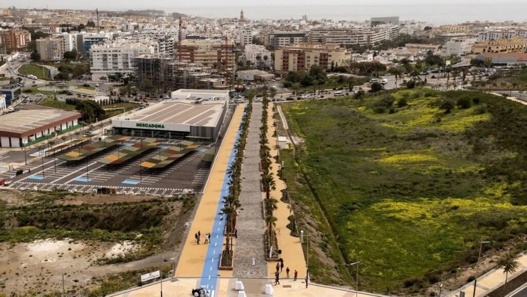 Warm-water swimming all year round. Estepona’s new pool and 17 padel courts are coming