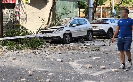 Rubble-strewn street in Granada after August earthquake.