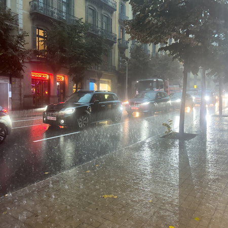 Heavy rain hits Barcelona as storms threaten the Pilar weekend