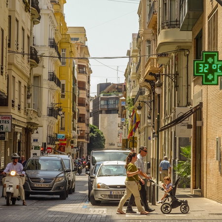 Temperature display shows 32C on a street in Spain