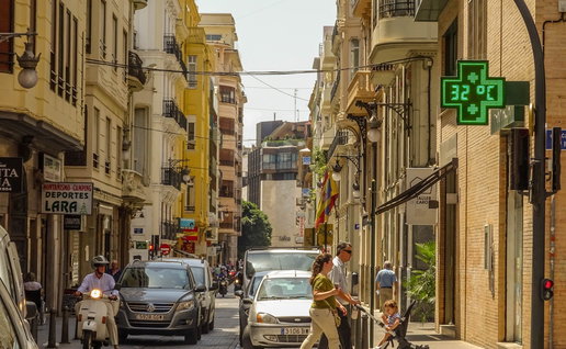 Temperature display shows 32C on a street in Spain