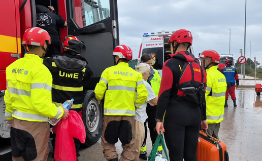 Families rescued by emergency services in Oliva.